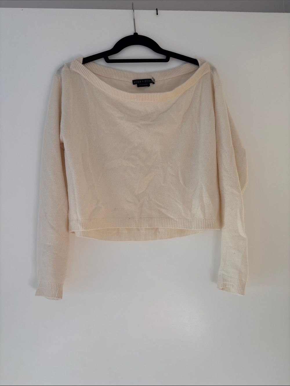 Alice + Olivia Cream Off-Shoulder Boxy Cropped Sweater